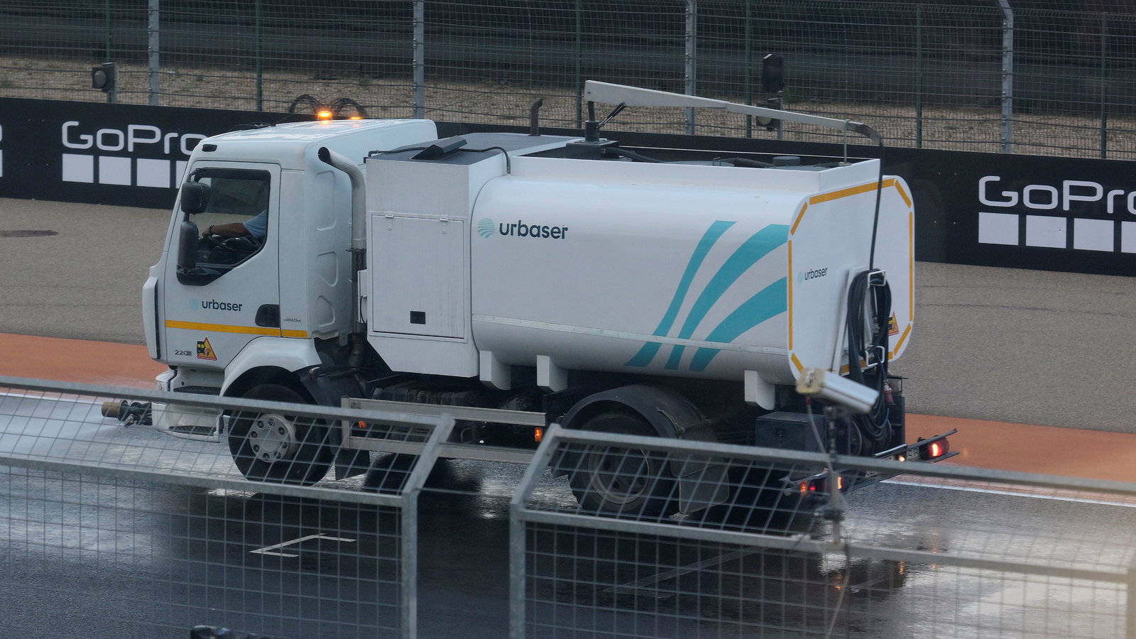Track cleaning on a wet Aragon track