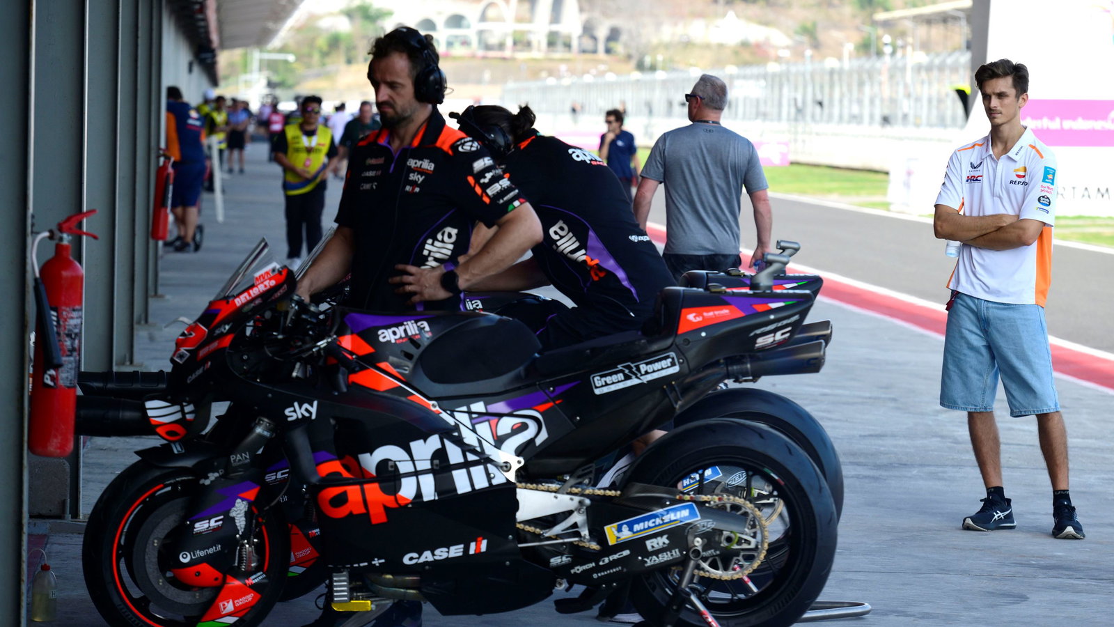 Luca Marini looks at the Aprilias, 2024 Indonesian MotoGP