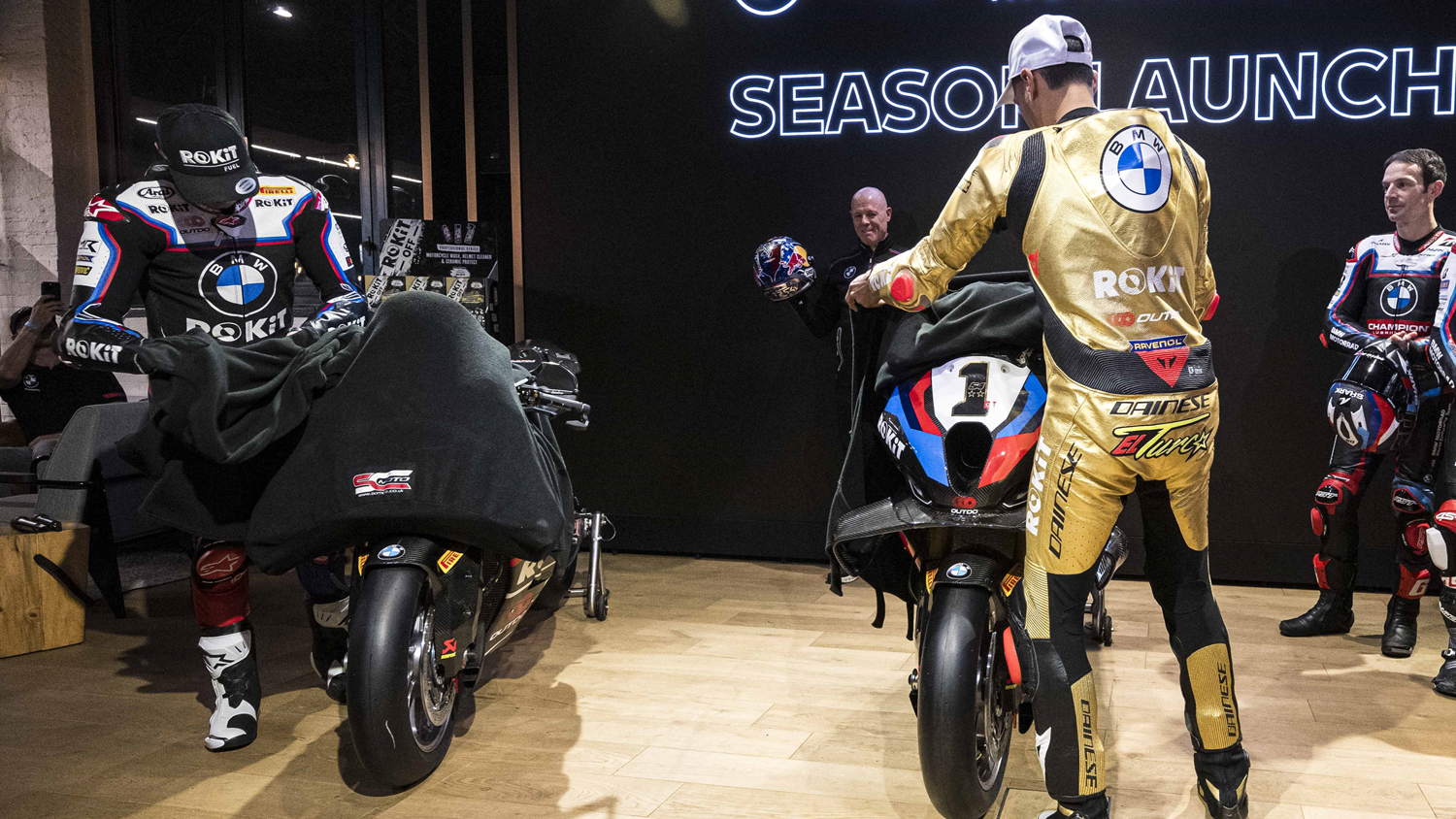 Toprak Razgatlioglu and Michael van der Mark unveil the 2025 WorldSBK-spec BMW M1000 RR. Credit: BMW.