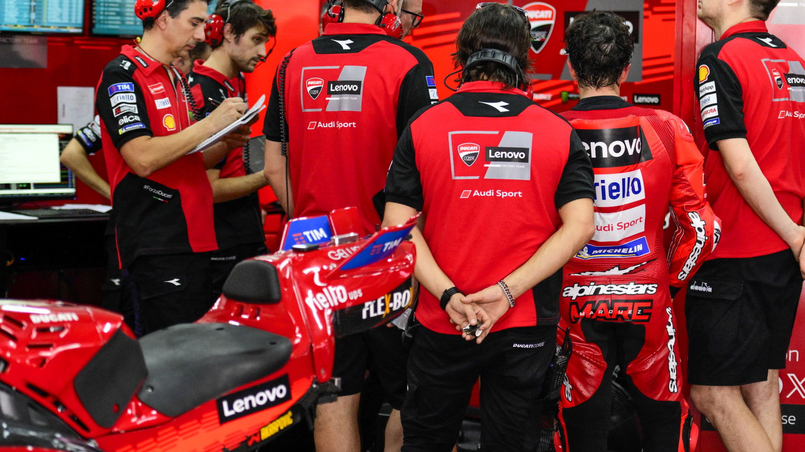 Marc Marquez, Ducati engineers gather around Bagnaia, 2025 Sepang MotoGP Test