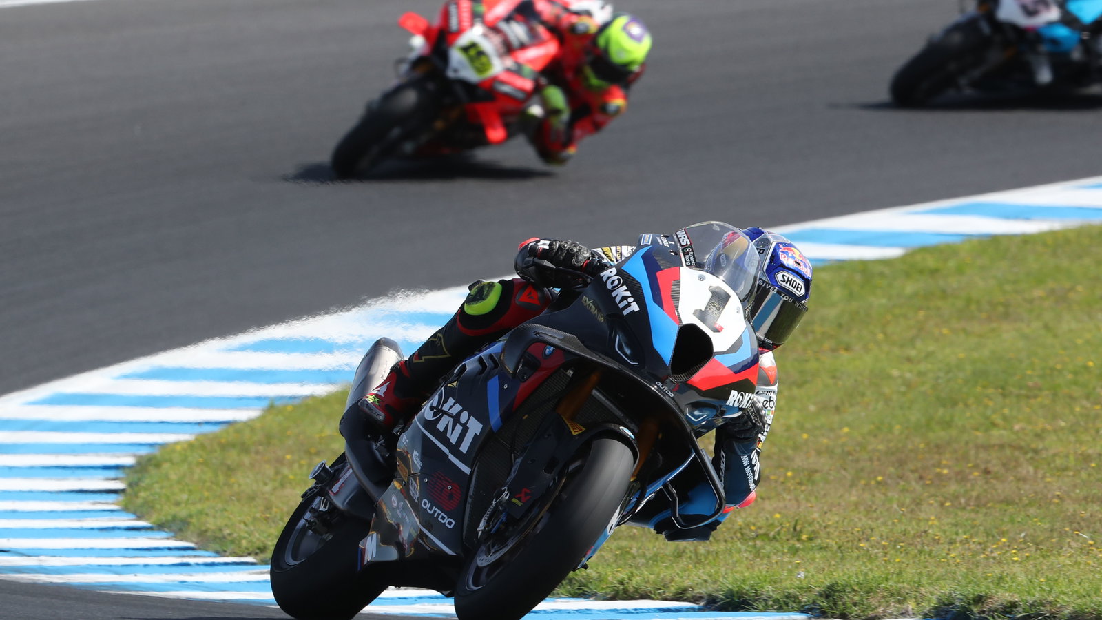 Toprak Razgatlioglu leads Alvaro Bautista, 2025 Australian WorldSBK. Credit: Gold and Goose.