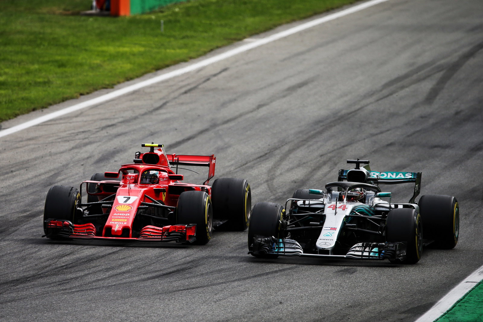 Lewis Hamilton overtakes Kimi Raikkonen 