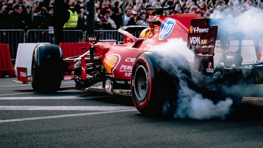 Lewis Hamilton performs donuts in Milan 