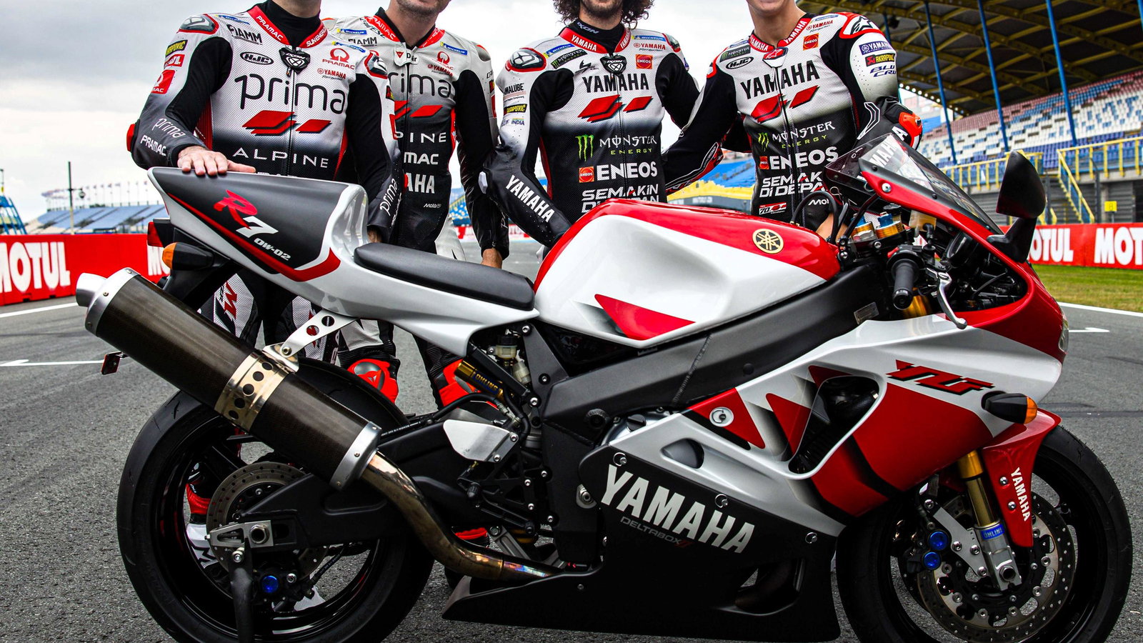 Yamaha MotoGP riders with 1999 R7 livery at Assen.
