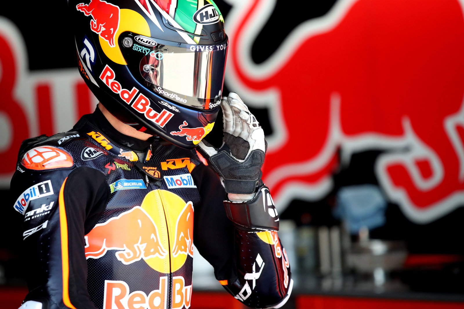 Brad Binder, 2025 MotoGP Aragon Grand Prix, pit box. Credit: Gold and Goose