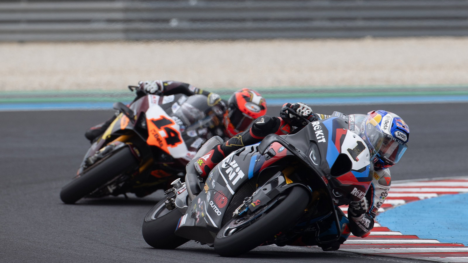 Toprak Razgatlioglu leads Sam Lowes, 2025 Hungarian WorldSBK. Credit: Gold and Goose.