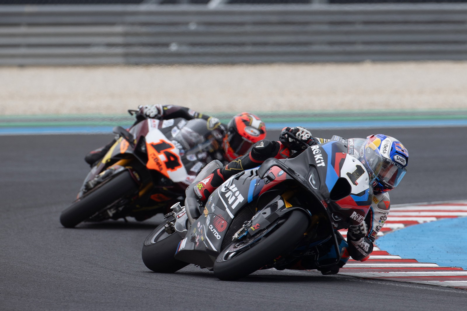 Toprak Razgatlioglu leads Sam Lowes, 2025 Hungarian WorldSBK. Credit: Gold and Goose.