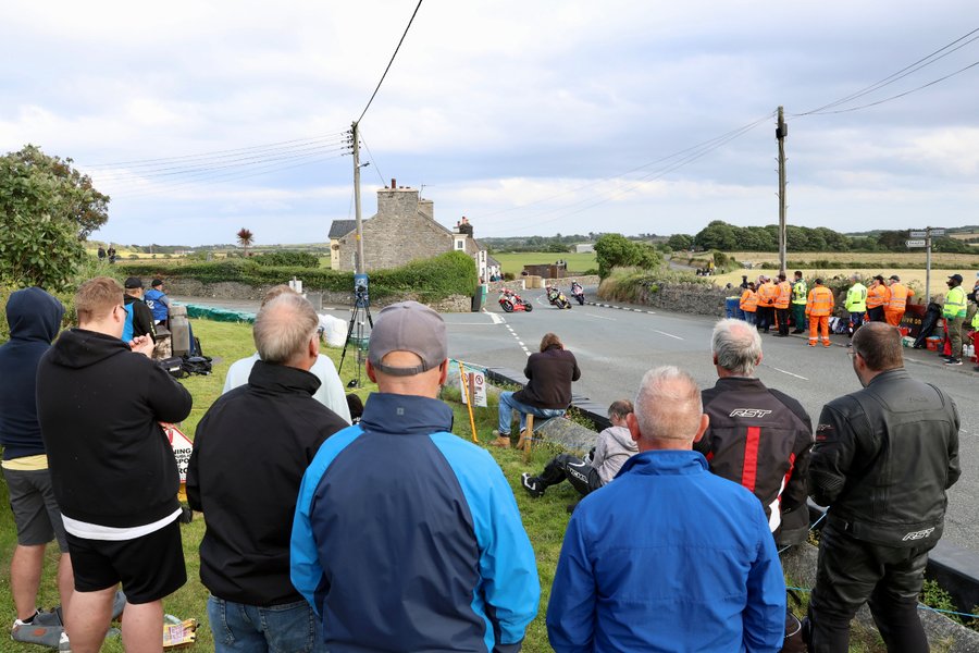 Fans watch Southern 100 practice. Credit: Pacemaker Press.