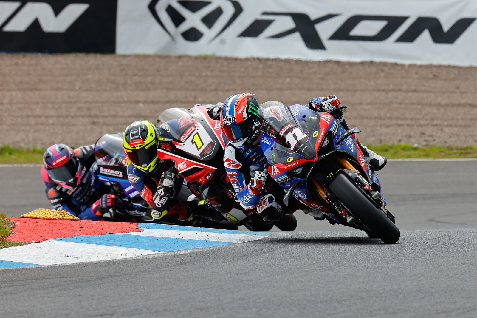 Rory Skinner leads Kyle Ryde, 2025 Knockhill BSB. Credit: Ian Hopgood Photography.