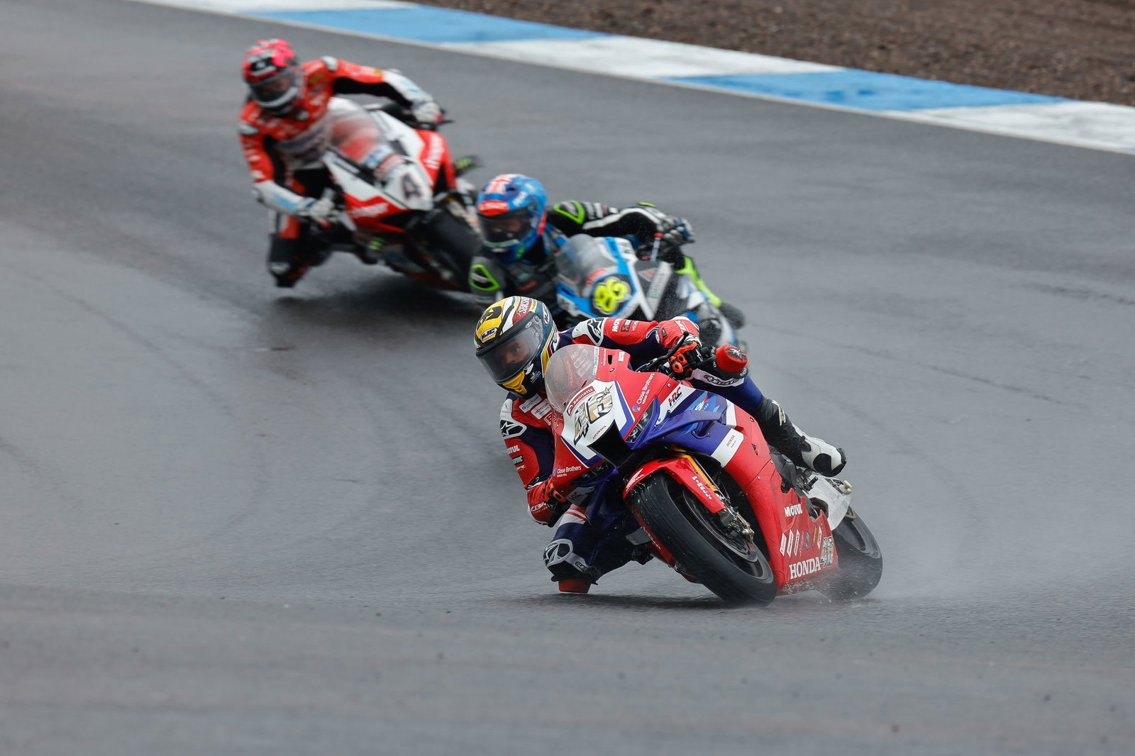 Tommy Bridewell leads Charlie Nesbitt, Scott Redding, 2025 Knockhill BSB. Credit: Ian Hopgood Photography.