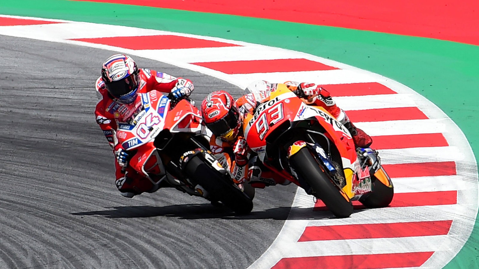 Andrea Dovizioso passes Marc Marquez at the final corner, Austria 2017
