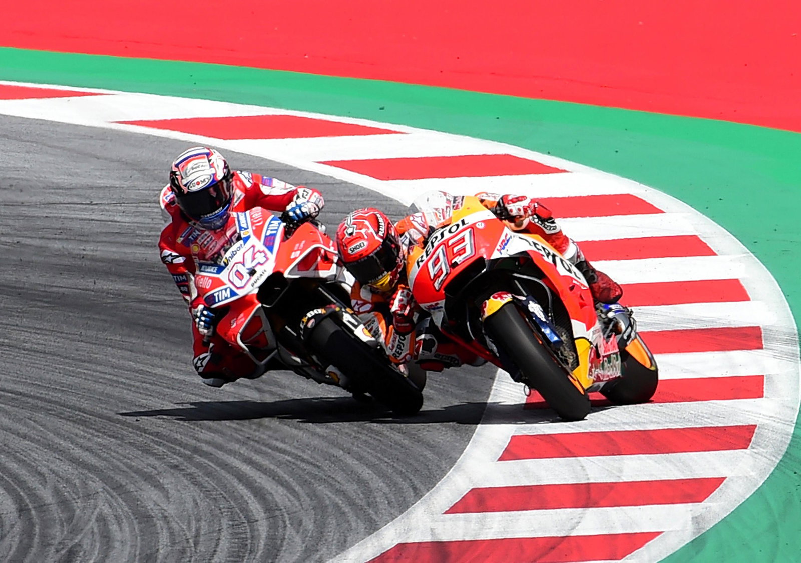 Andrea Dovizioso passes Marc Marquez at the final corner, Austria 2017