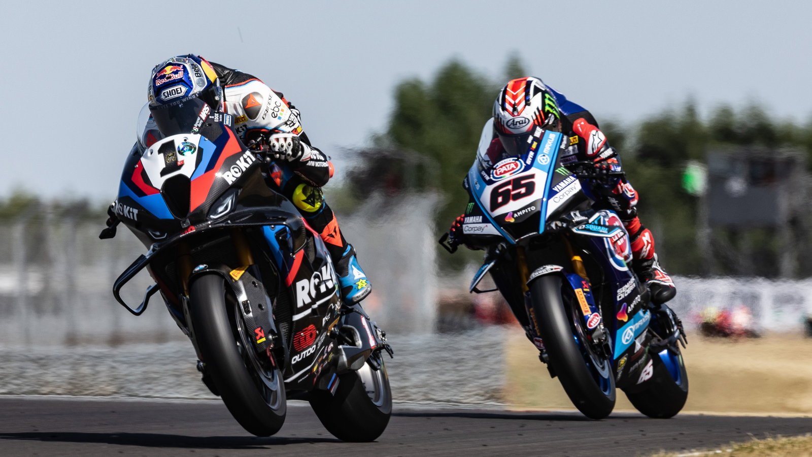 Toprak Razgatlioglu, Jonathan Rea, 2025 UK WorldSBK. Credit: Gold and Goose.