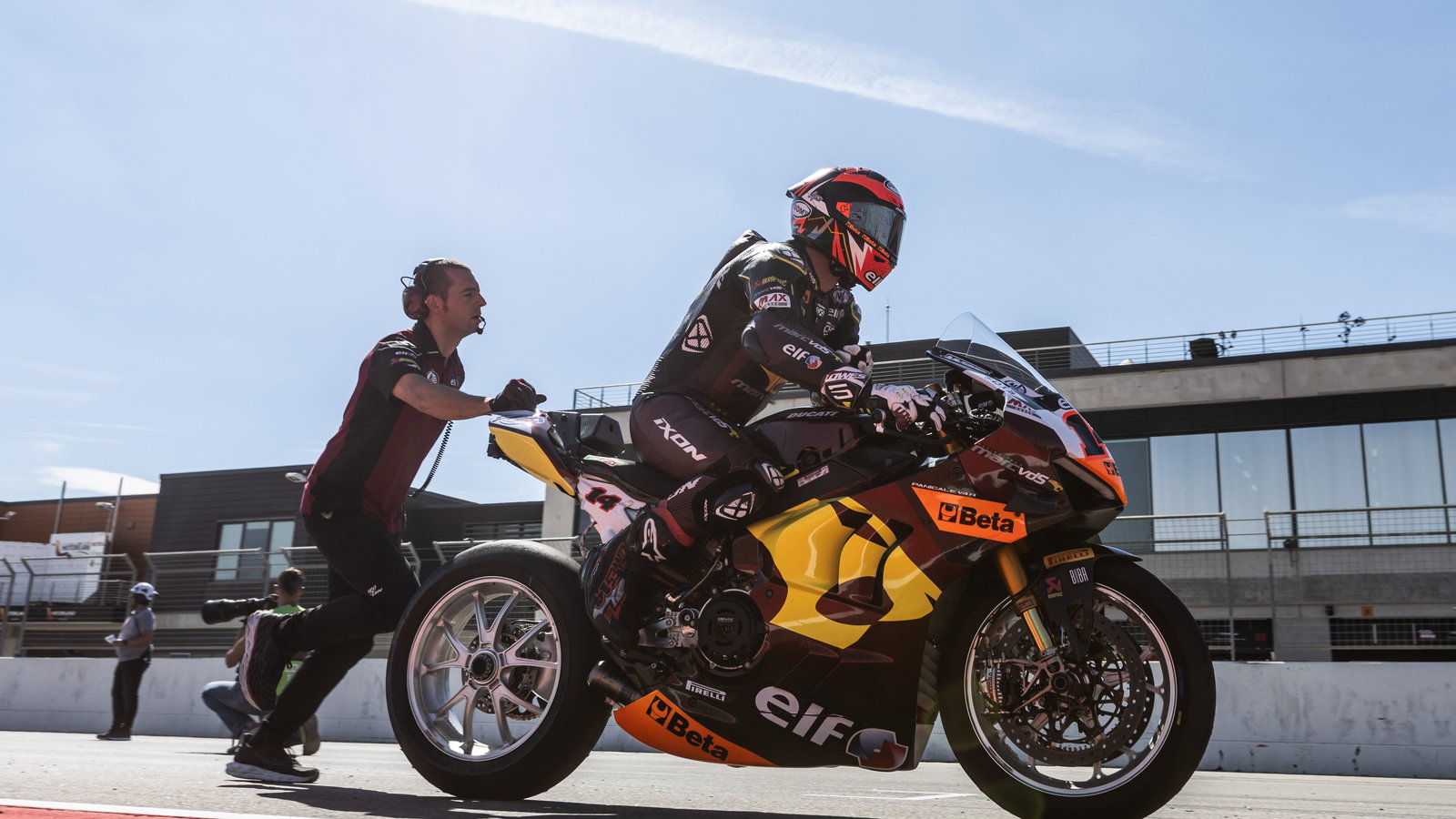 Sam Lowes, 2025 Aragon WorldSBK, pit lane. Credit: Gold and Goose.