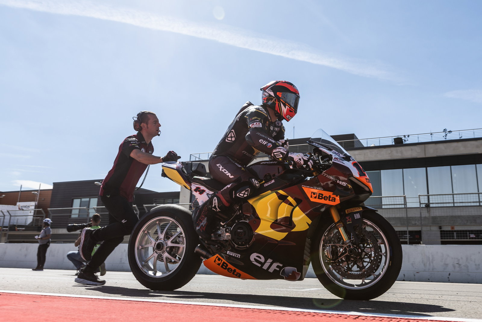 Sam Lowes, 2025 Aragon WorldSBK, pit lane. Credit: Gold and Goose.