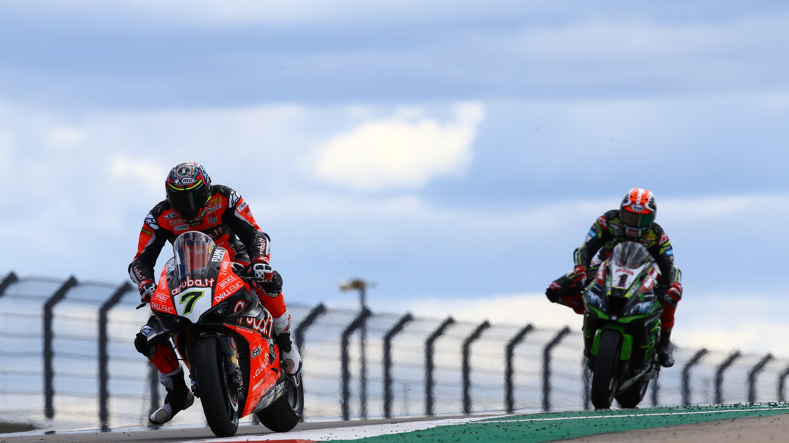 Chaz Davies leads Jonathan Rea, 2019 Aragon WorldSBK. Credit: Gold and Goose.