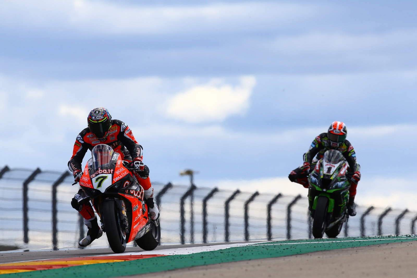 Chaz Davies leads Jonathan Rea, 2019 Aragon WorldSBK. Credit: Gold and Goose.