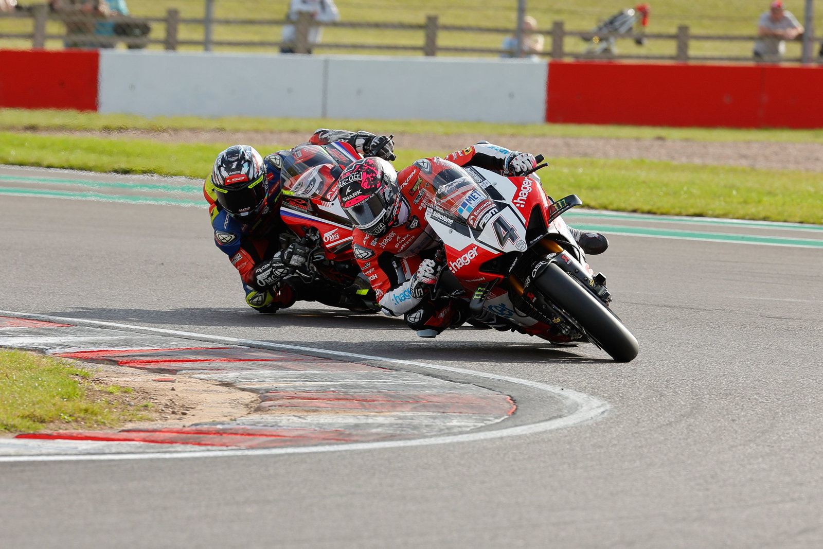 Kyle Ryde lines up Scott redding, 2025, BSB, Donington Park