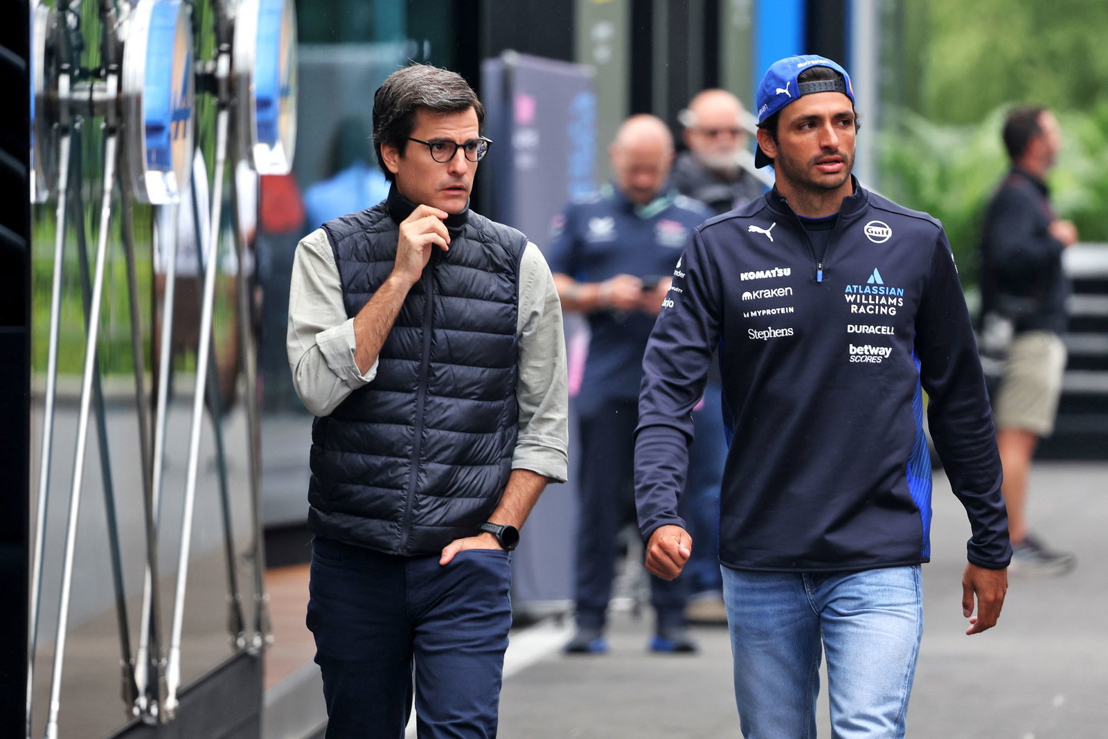 Carlos Onoro is often seen by Sainz's side