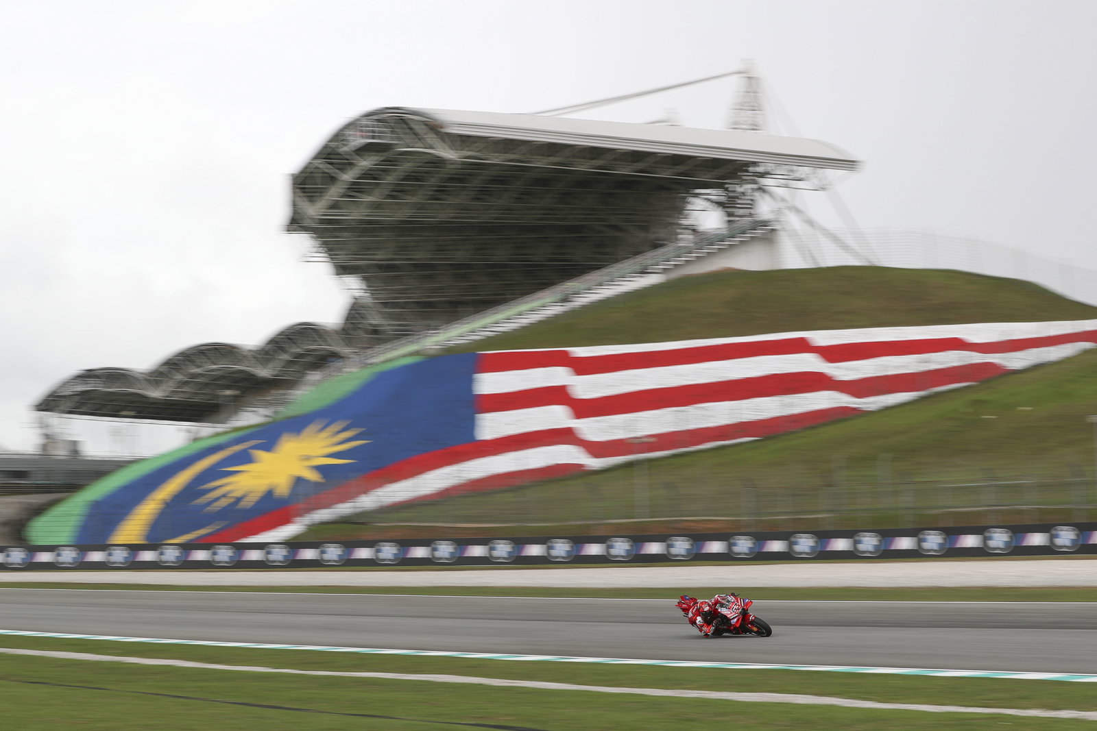 Francesco Bagnaia, 2025 MotoGP Malaysian Grand Prix. Credit: Gold and Goose.