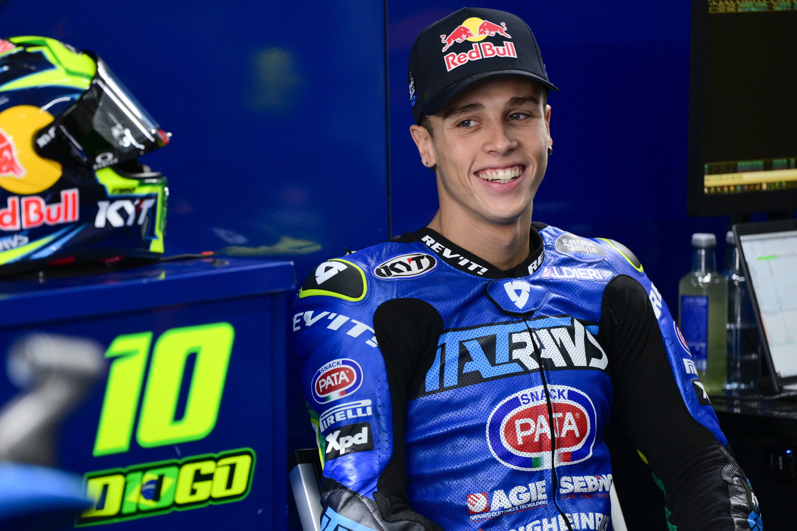 Diogo Moreira, 2025 Moto2 Valencia Grand Prix, pit box. Credit: Gold and Goose.