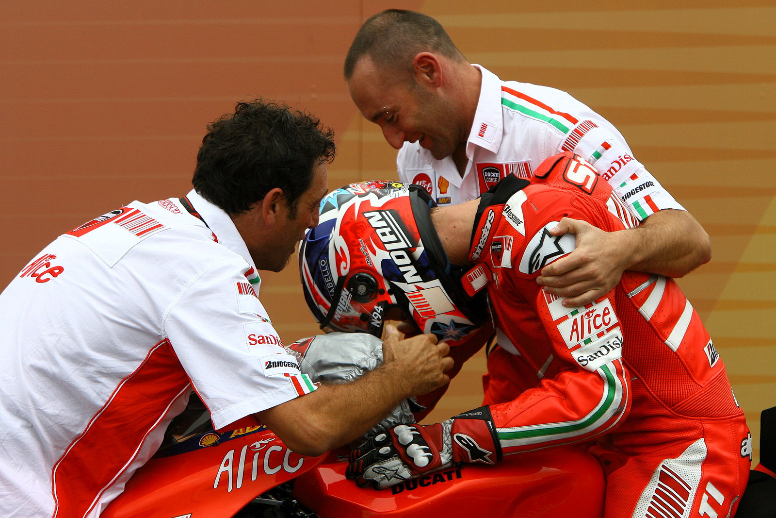 Casey Stoner wins 2007 MotoGP title.