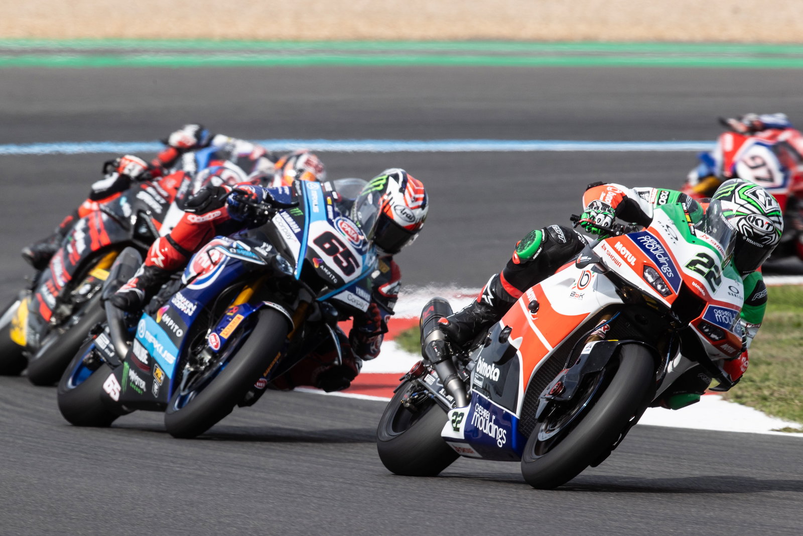 Alex Lowes leads Jonathan Rea, 2025 French WorldSBK. Credit: Gold and Goose.