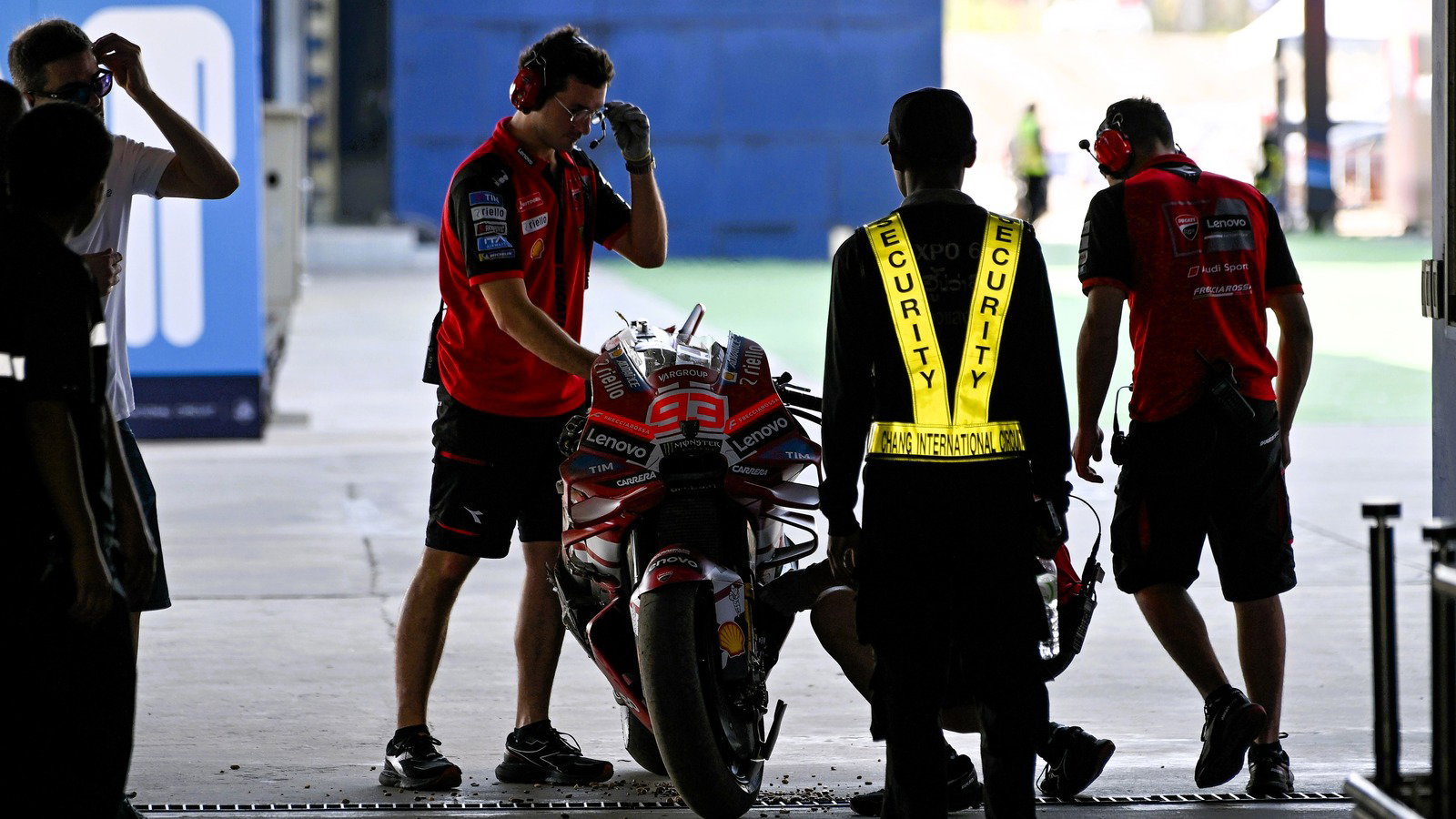 Marc Marquez's mechanics bring his GP26 back to the Buriram pits.