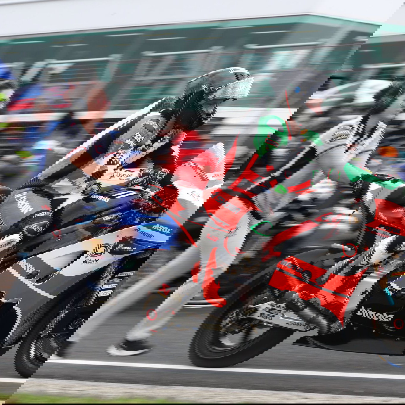 Alex Lowes, 2026 Australian WorldSBK, grid. Credit: Gold and Goose.