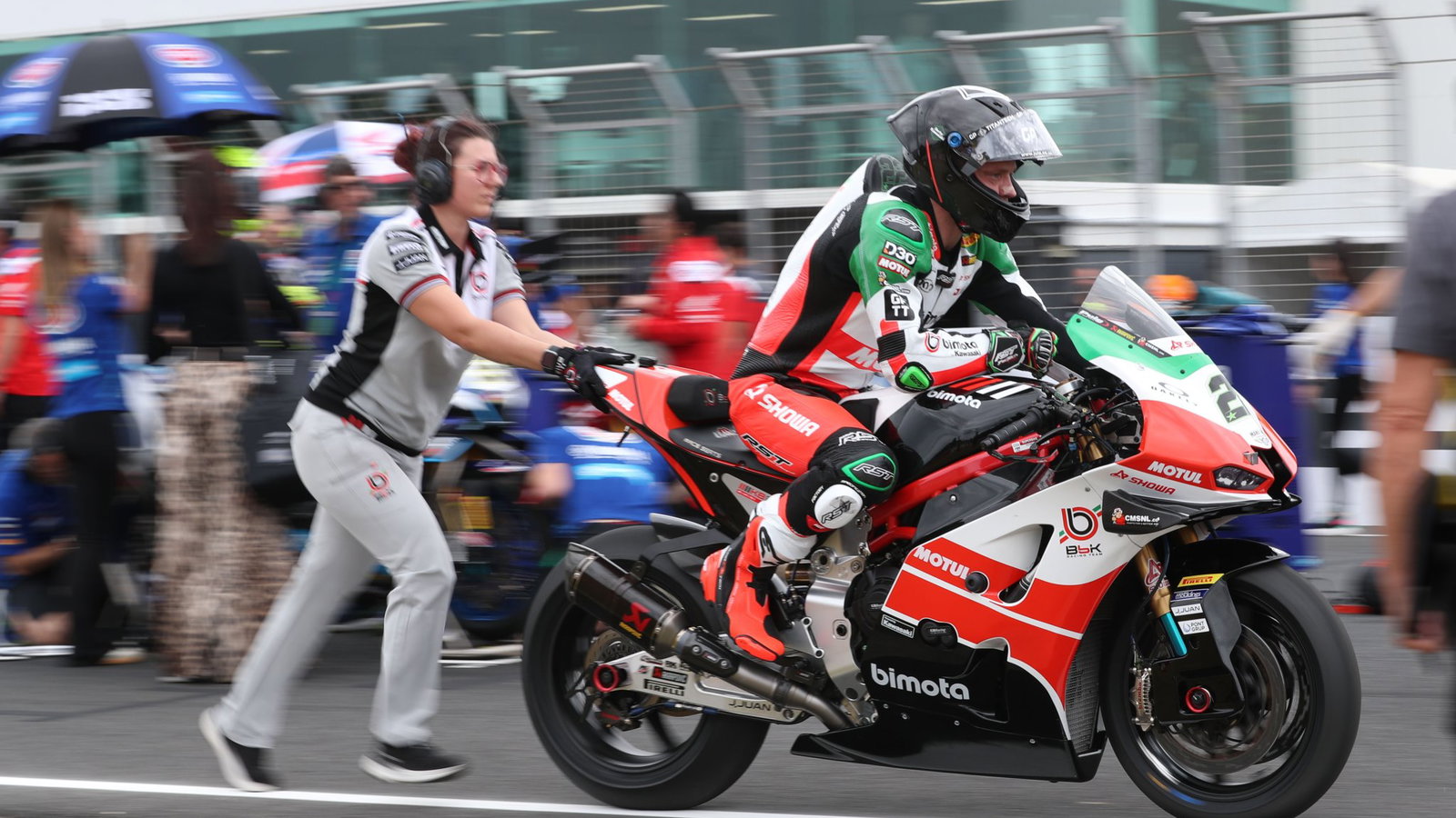 Alex Lowes, 2026 Australian WorldSBK, grid. Credit: Gold and Goose.