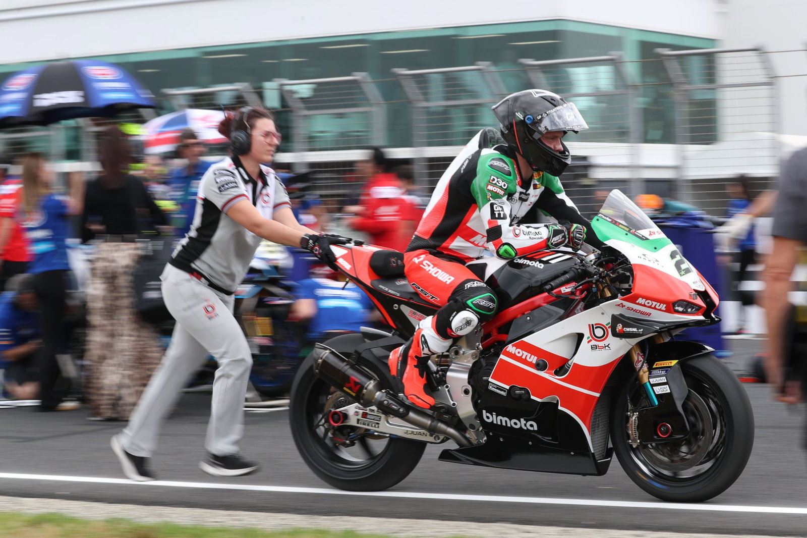 Alex Lowes, 2026 Australian WorldSBK, grid. Credit: Gold and Goose.