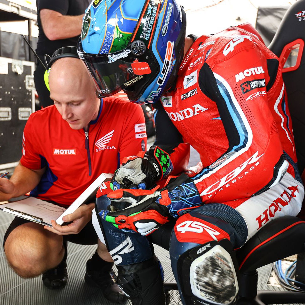 Scot Hargreaves with Jack Kennedy in Honda Racing UK pit box. Credit: Honda Racing UK.