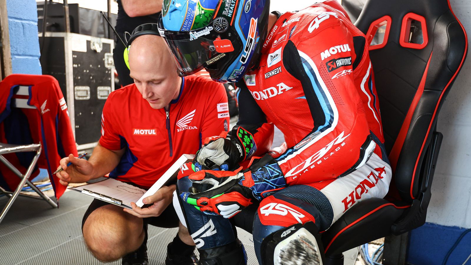Scot Hargreaves with Jack Kennedy in Honda Racing UK pit box. Credit: Honda Racing UK.