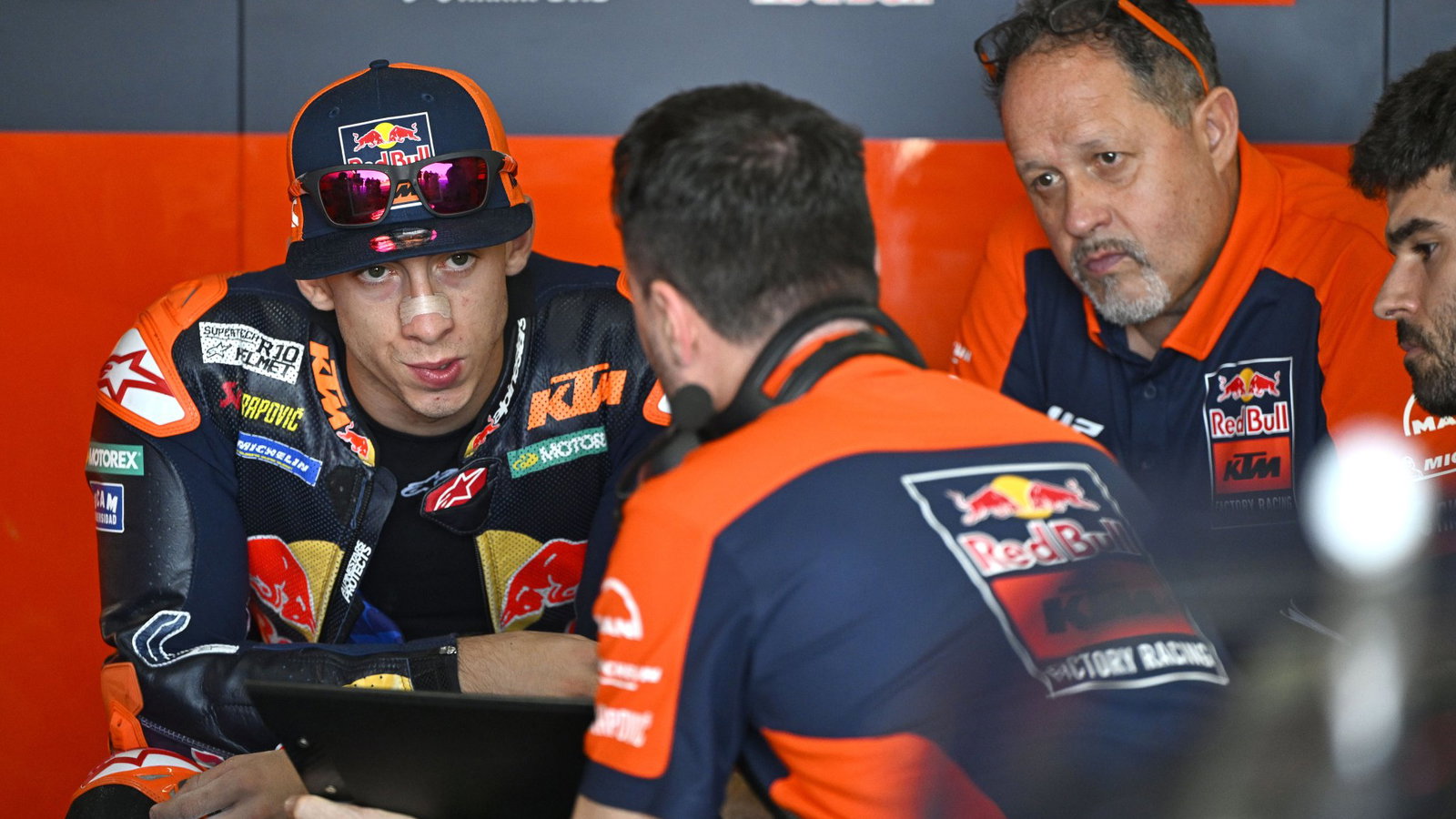 Pedro Acosta, Paul Trevathan, 2026 MotoGP Thai Grand Prix, pit box. Credit: Gold and Goose.