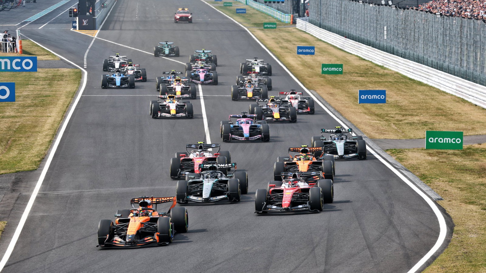 Piastri takes the lead at the start of the Japanese Grand Prix