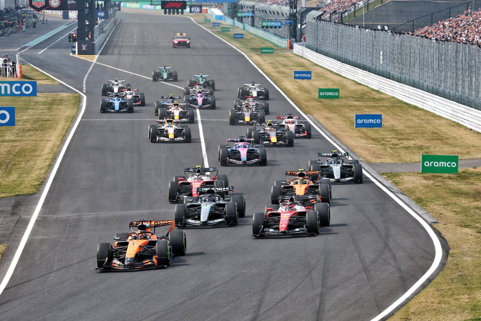 Piastri takes the lead at the start of the Japanese Grand Prix