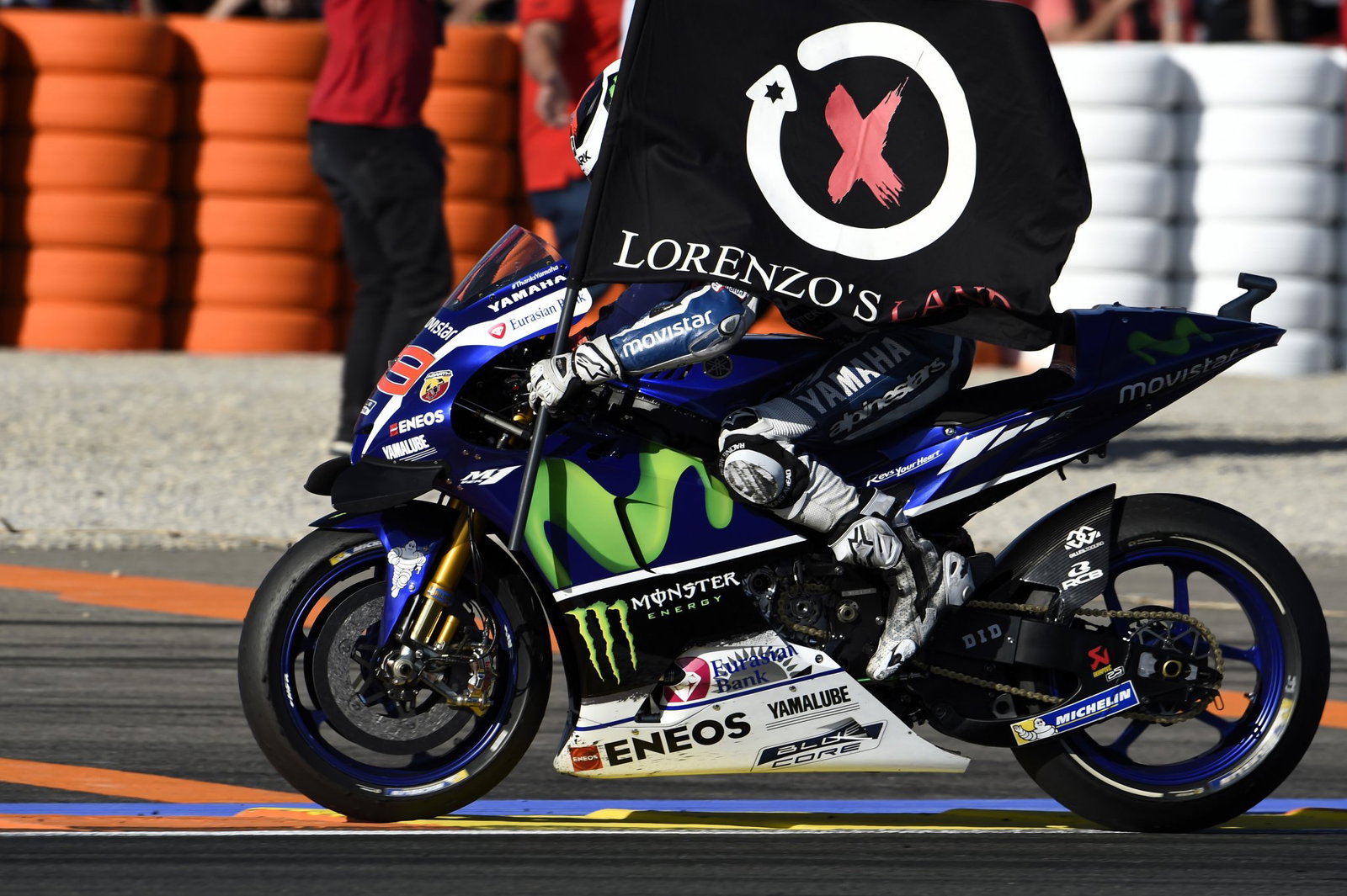 Jorge Lorenzo takes his 44th MotoGP win in his final Yamaha race, Valencia 2016.