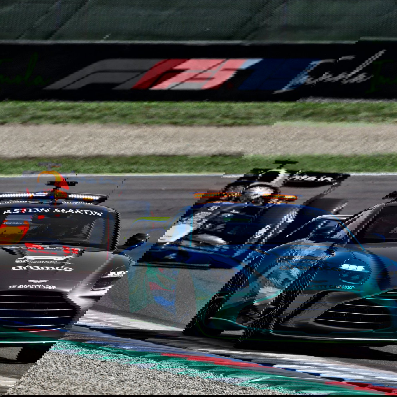 Verstappen follows the F1 Safety Car