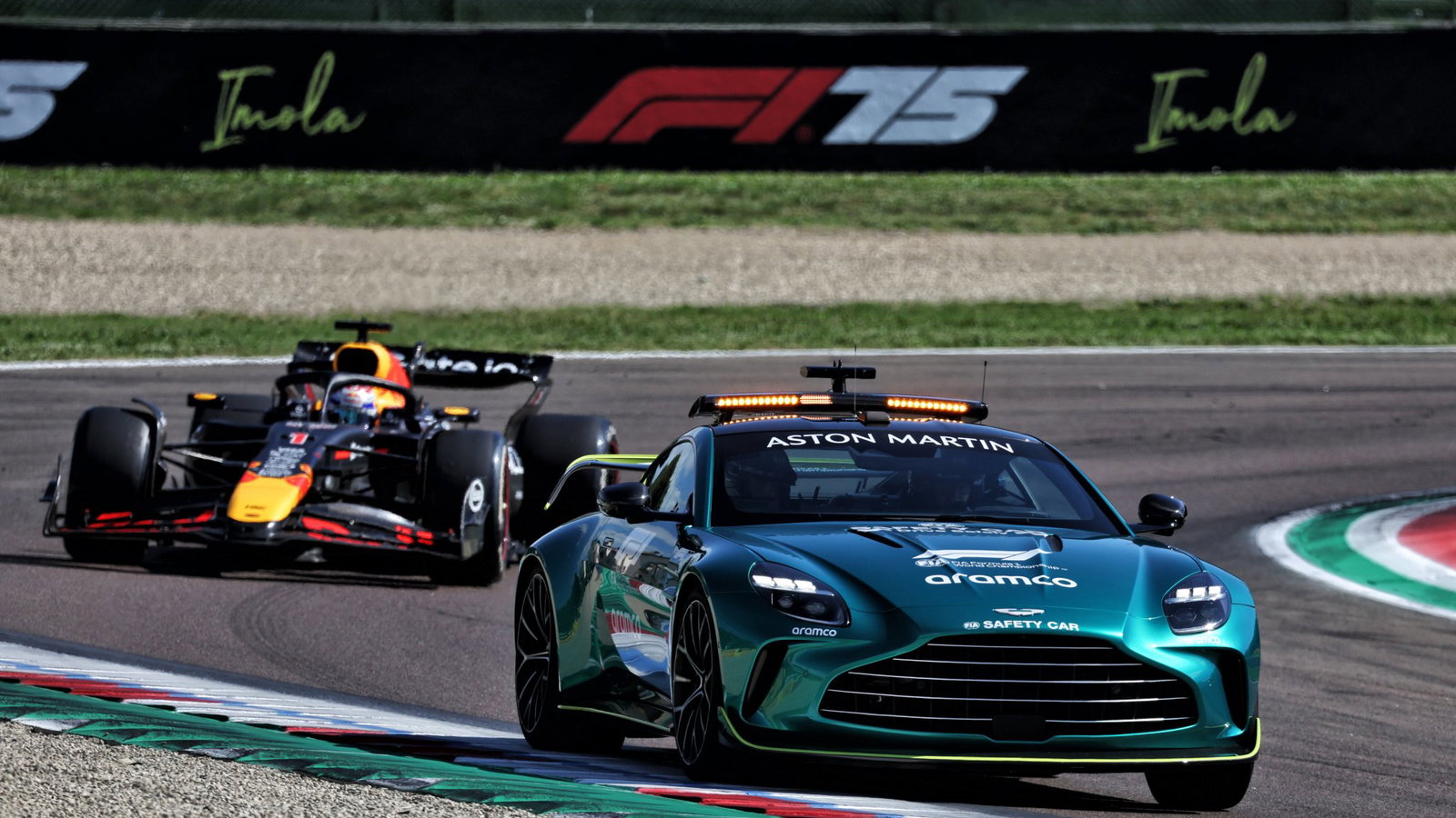 Verstappen follows the F1 Safety Car