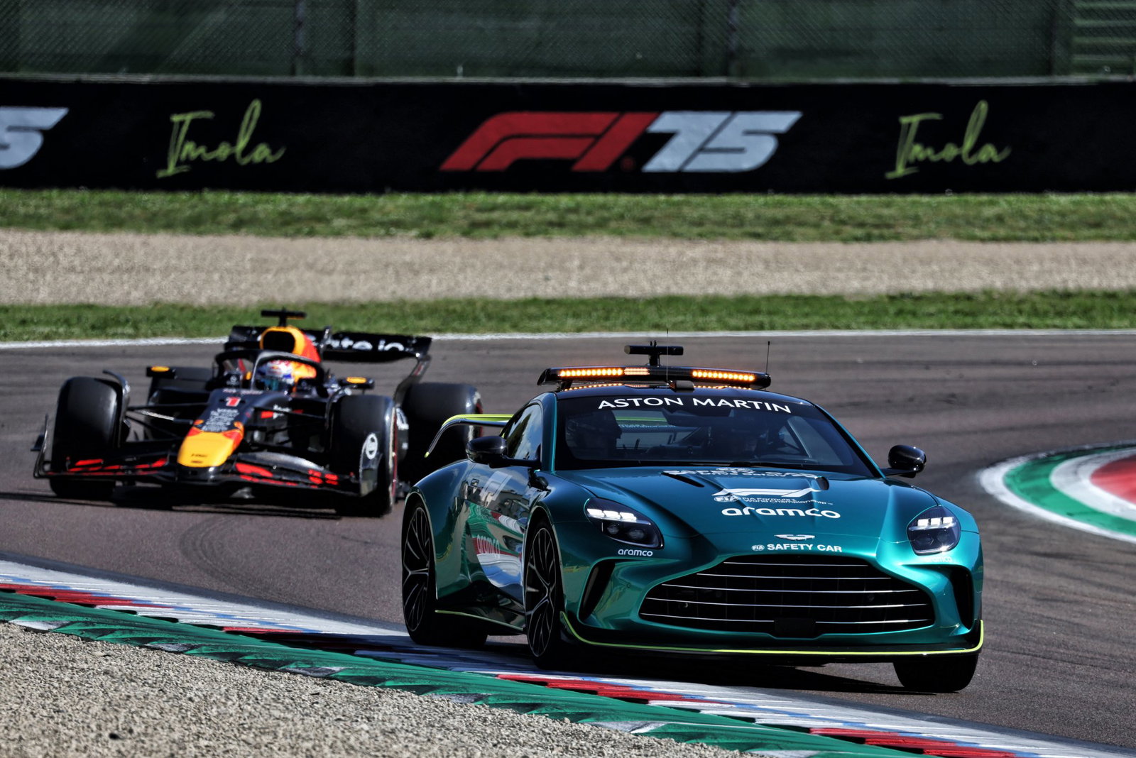 Verstappen follows the F1 Safety Car