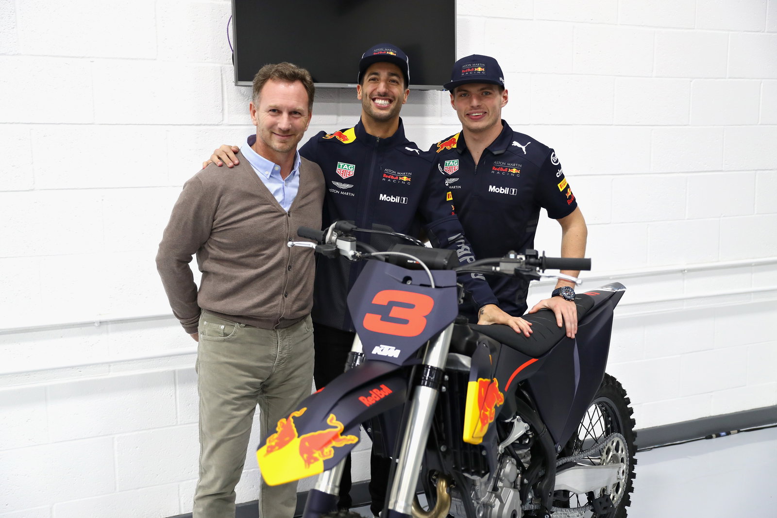 Ricciardo bids farewell to Red Bull on final day in F1 factory
