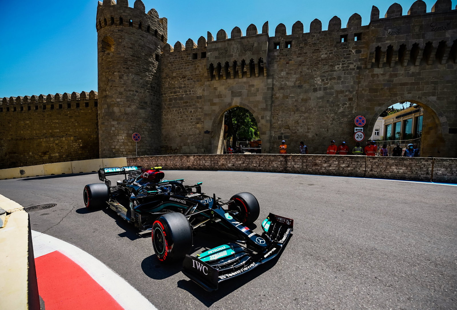 F1 Azerbaijan GP: ‘Something fundamentally wrong’ as Mercedes has “worst Friday”