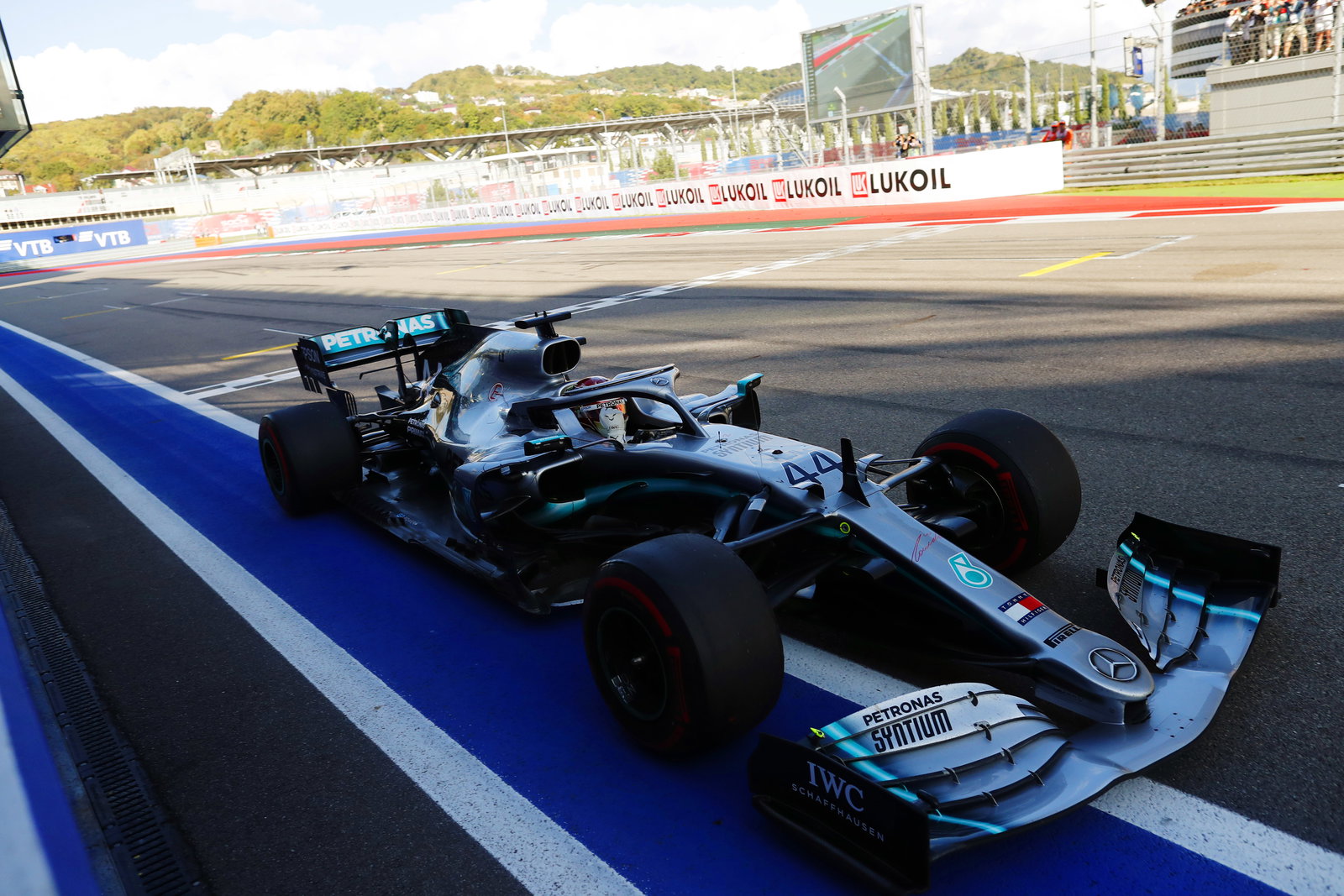 Russian GP: Mercedes makes its own luck as Ferrari implodes in Sochi