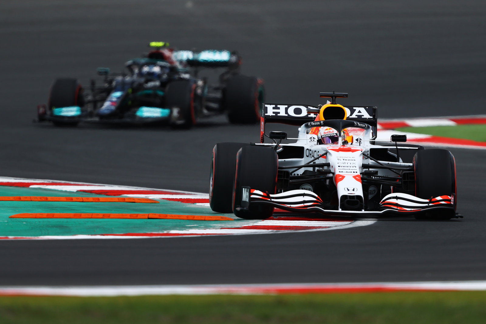 Red Bull yakin Mercedes terpaksa mengganti mesin F1 Hamilton