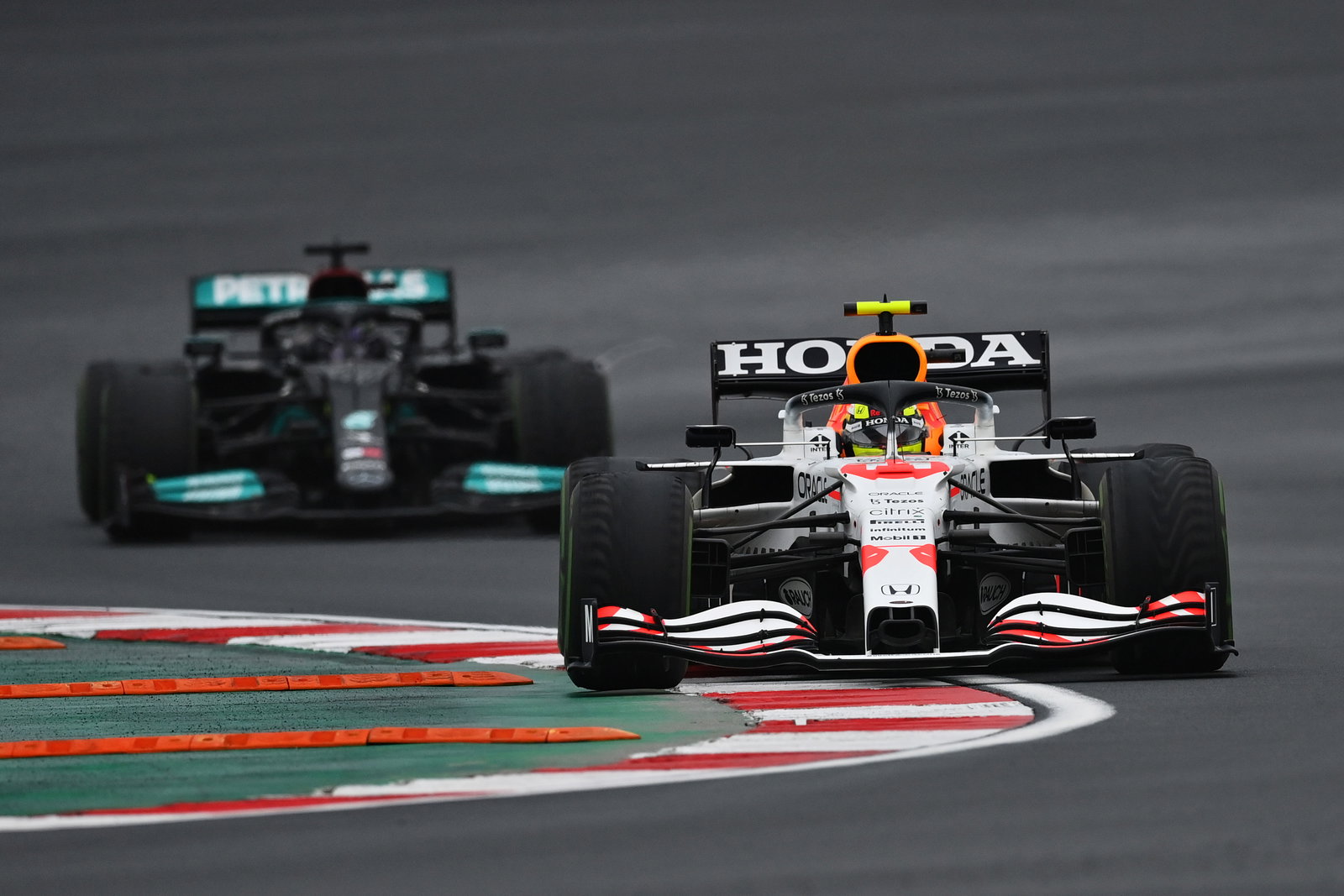 Perez Menganggap Verstappen Tak Punya Kelemahan Besar