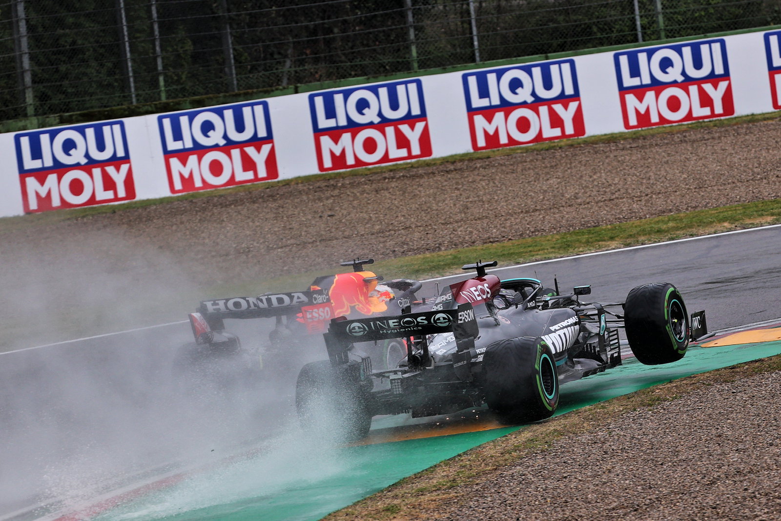 'Jangan berharap sarung tangan beludru' - Bagaimana Wolff memandang persaingan F1 Hamilton-Verstappen