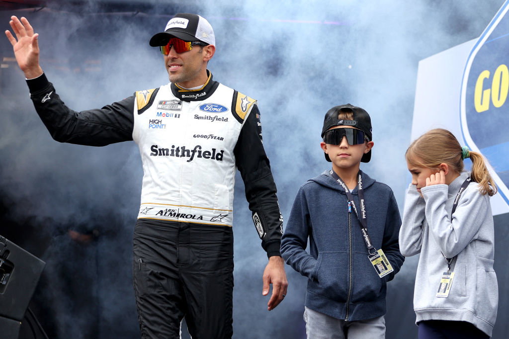 NASCAR di New Hampshire: Aric Almirola Bertujuan untuk Final Playoff Run dengan Stewart-Haas