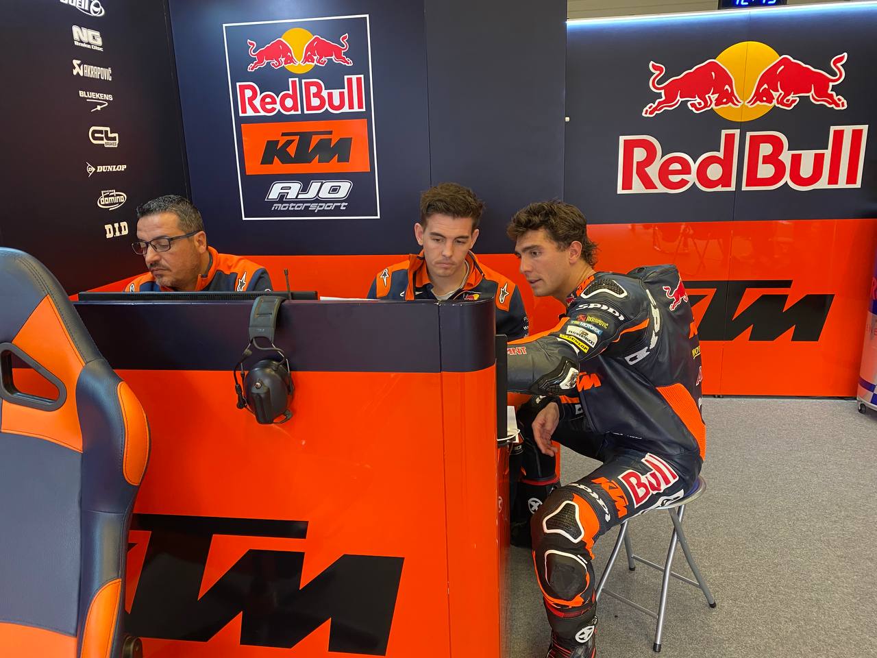 Albert Arena berwarna Merah Warna Bull KTM Ajo