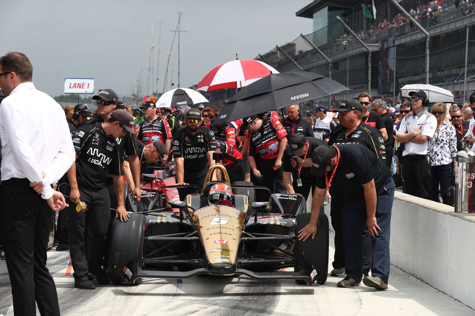 Ed Carpenter mengenakan biaya ke tiang Indianapolis 500 di depan trio Penske