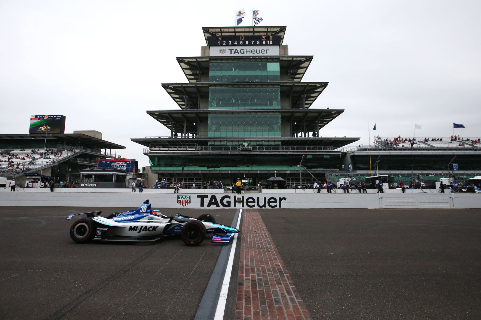 Castroneves leads first day of Indy 500 qualifying as Hinchcliffe fails to qualify